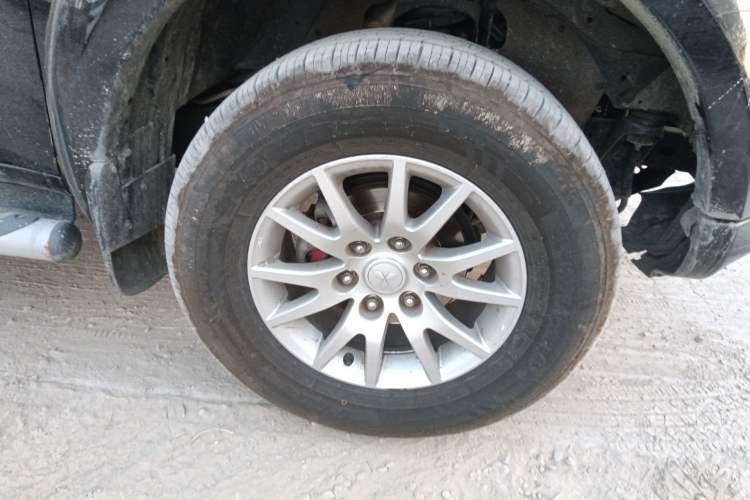 Used Mitsubishi Pajero Sport 2013 3.0L Automatic Two-Wheel Drive Luxury Edition Right Front Wheel Hub