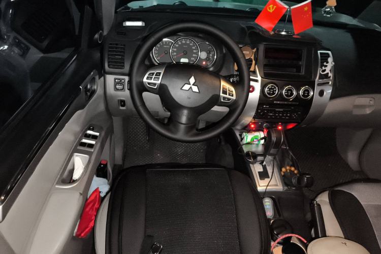 Used Mitsubishi Pajero Sport 2013 3.0L Automatic 4x4 Executive Edition Steering Wheel