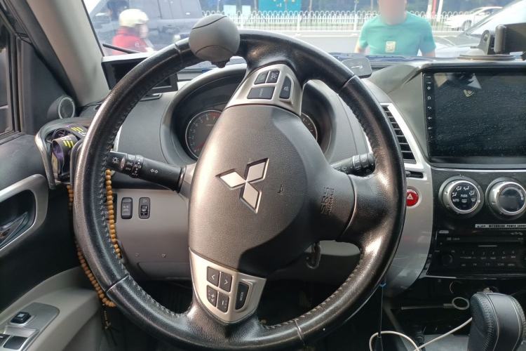 Used Mitsubishi Pajero Sport 2013 3.0L Automatic 4x4 Executive Edition Steering Wheel
