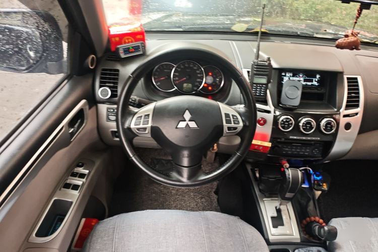Used Mitsubishi Pajero Sport 2013 3.0L Automatic 4x4 Executive Edition Steering Wheel