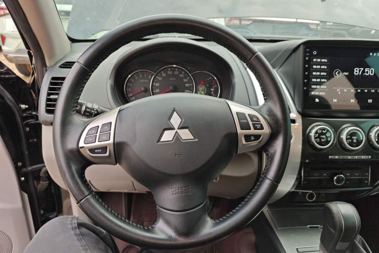 Used Mitsubishi Pajero Sport 2013 3.0L Automatic 4x4 Executive Edition Steering Wheel