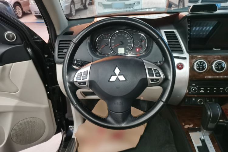 Used Mitsubishi Pajero Sport 2013 3.0L Automatic Two-Wheel Drive Luxury Edition Steering Wheel