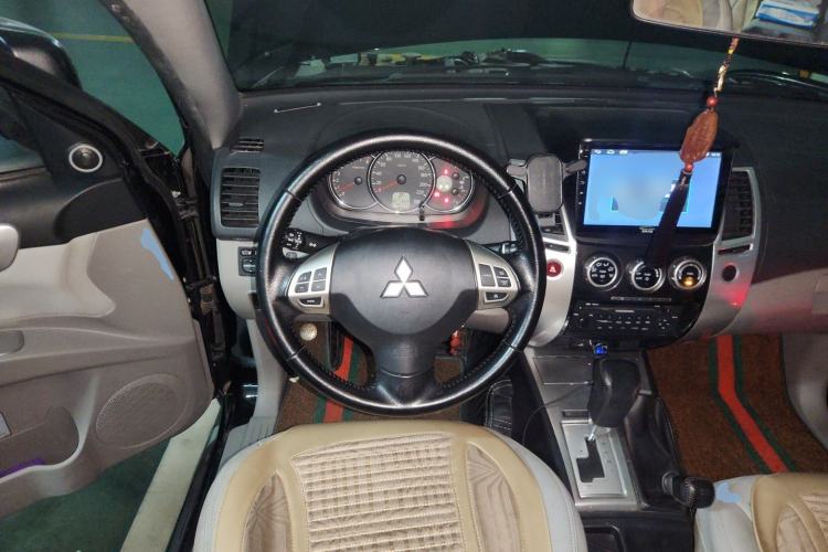 Used Mitsubishi Pajero Sport 2013 3.0L Automatic 4x4 Executive Edition Steering Wheel