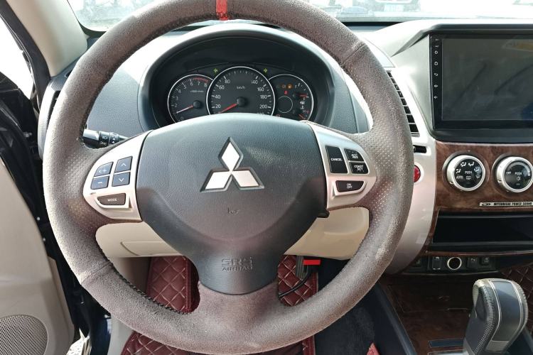 Used Mitsubishi Pajero Sport 2013 3.0L Automatic Two-Wheel Drive Luxury Edition Steering Wheel