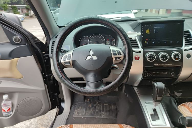 Used Mitsubishi Pajero Sport 2013 3.0L Automatic 4x4 Executive Edition Steering Wheel