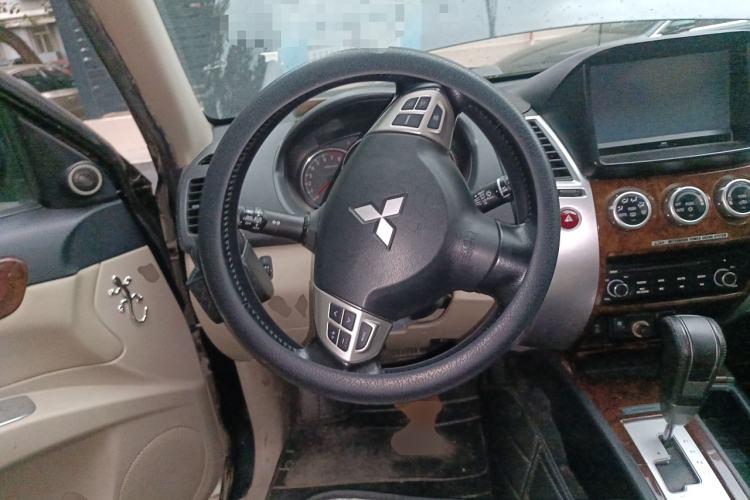 Used Mitsubishi Pajero Sport 2013 3.0L Automatic Two-Wheel Drive Luxury Edition Steering Wheel