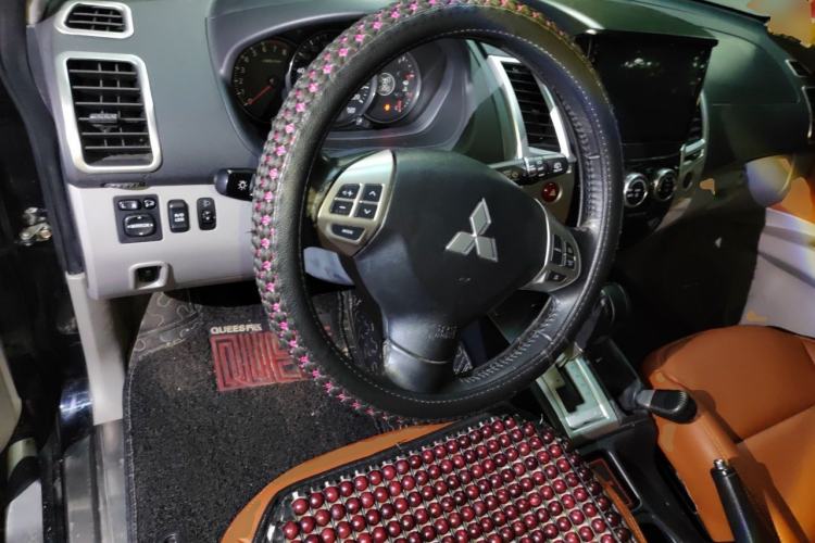 Used Mitsubishi Pajero Sport 2013 3.0L Automatic 4x4 Executive Edition Steering Wheel