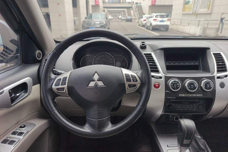 Used Mitsubishi Pajero Sport 2013 3.0L Automatic 4x4 Executive Edition Steering Wheel
