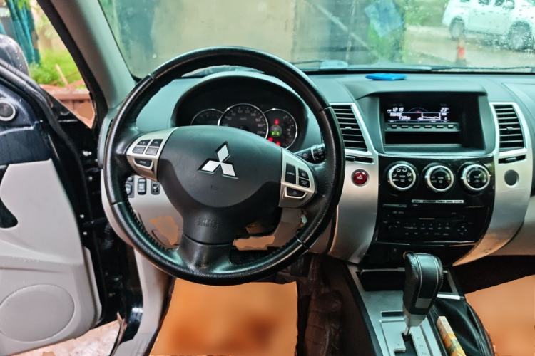 Used Mitsubishi Pajero Sport 2013 3.0L Automatic 4x4 Executive Edition Steering Wheel