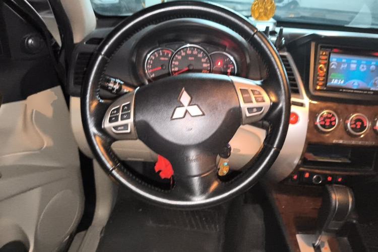 Used Mitsubishi Pajero Sport 2013 3.0L Automatic Two-Wheel Drive Luxury Edition Steering Wheel