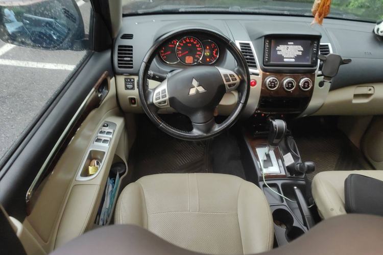 Used Mitsubishi Pajero Sport 2013 3.0L Automatic 4x4 Flagship Edition Steering Wheel