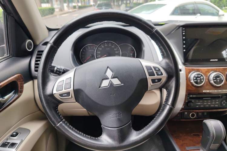 Used Mitsubishi Pajero Sport 2013 3.0L Automatic Two-Wheel Drive Luxury Edition Steering Wheel