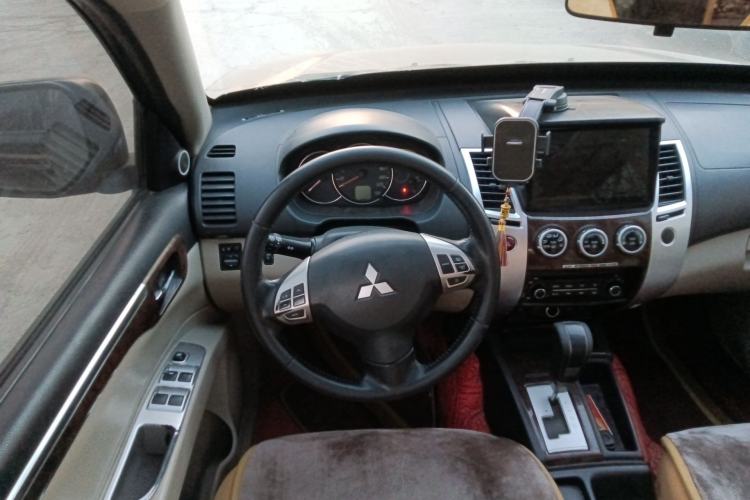 Used Mitsubishi Pajero Sport 2013 3.0L Automatic Two-Wheel Drive Luxury Edition Steering Wheel