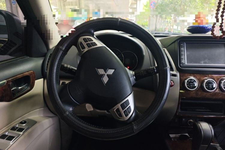 Used Mitsubishi Pajero Sport 2013 3.0L Automatic 4x4 Flagship Edition Steering Wheel