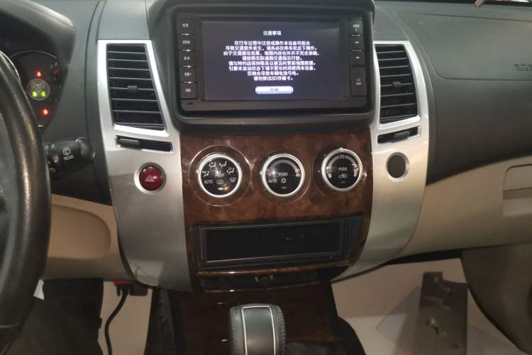 Used Mitsubishi Pajero Sport 2013 3.0L Automatic 4x4 Flagship Edition Audio And AC Panel