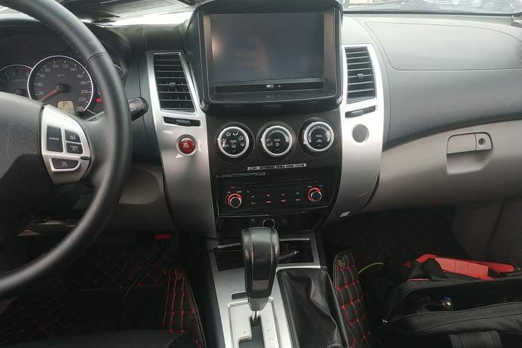 Used Mitsubishi Pajero Sport 2013 3.0L Automatic 4x4 Executive Edition Audio And AC Panel