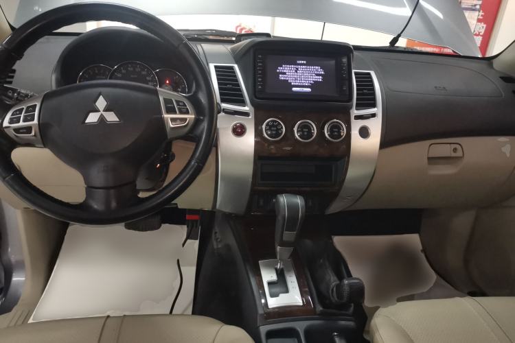 Used Mitsubishi Pajero Sport 2013 3.0L Automatic 4x4 Flagship Edition Center Console