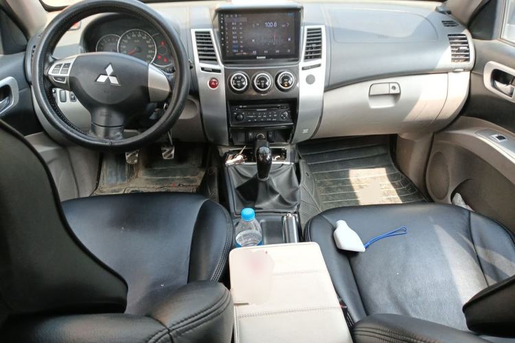Used Mitsubishi Pajero Sport 2013 2.4L Manual Two-Wheel Drive Comfort Edition Center Console