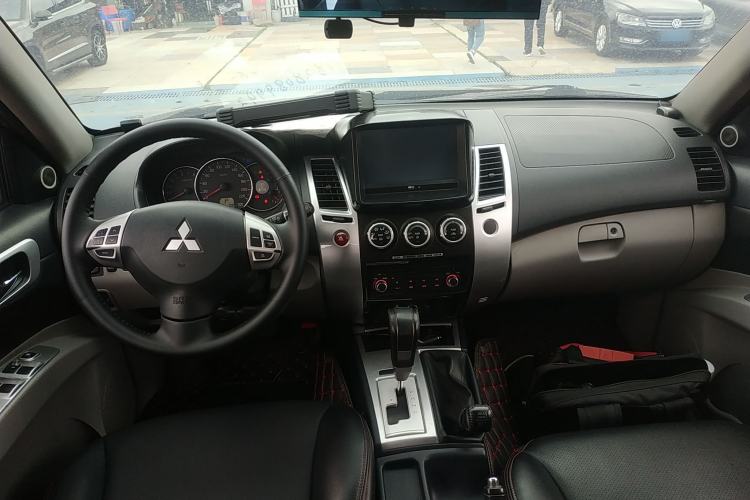 Used Mitsubishi Pajero Sport 2013 3.0L Automatic 4x4 Executive Edition Center Console