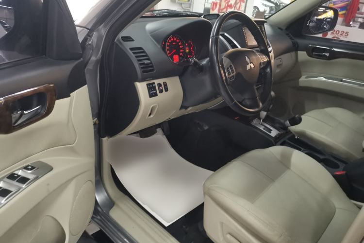 Used Mitsubishi Pajero Sport 2013 3.0L Automatic 4x4 Flagship Edition Driver Seat