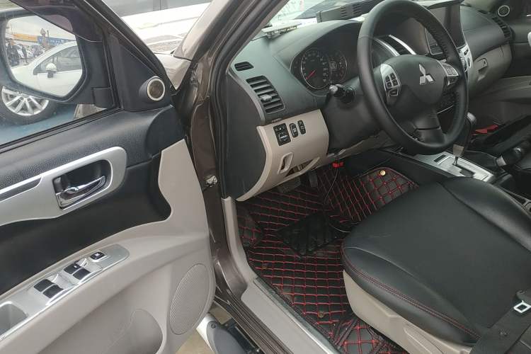 Used Mitsubishi Pajero Sport 2013 3.0L Automatic 4x4 Executive Edition Driver Seat