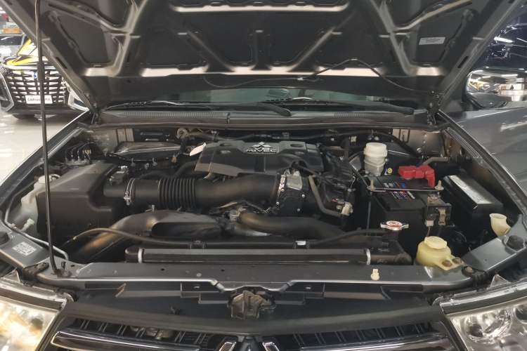 Used Mitsubishi Pajero Sport 2013 3.0L Automatic 4x4 Flagship Edition Engine Bay
