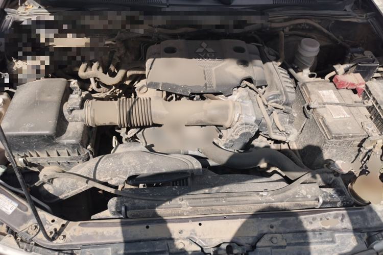 Used Mitsubishi Pajero Sport 2013 3.0L Automatic 4x4 Flagship Edition Engine Bay
