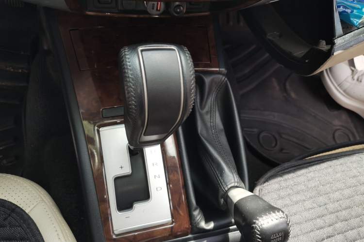 Used Mitsubishi Pajero Sport 2013 3.0L Automatic 4x4 Flagship Edition Gear Lever