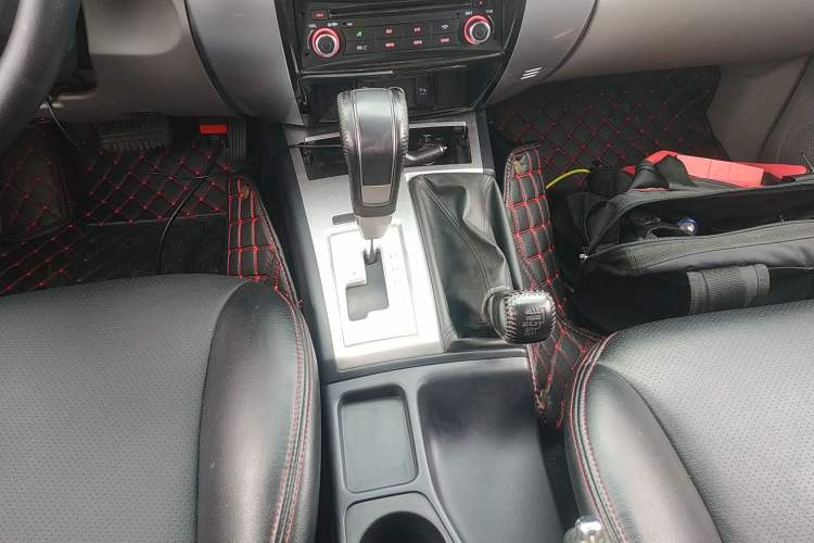 Used Mitsubishi Pajero Sport 2013 3.0L Automatic 4x4 Executive Edition Gear Lever