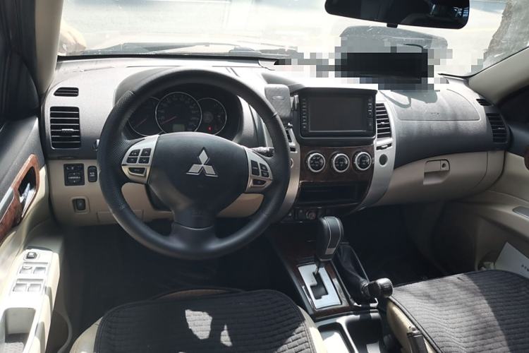 Used Mitsubishi Pajero Sport 2013 3.0L Automatic 4x4 Flagship Edition Interior 2