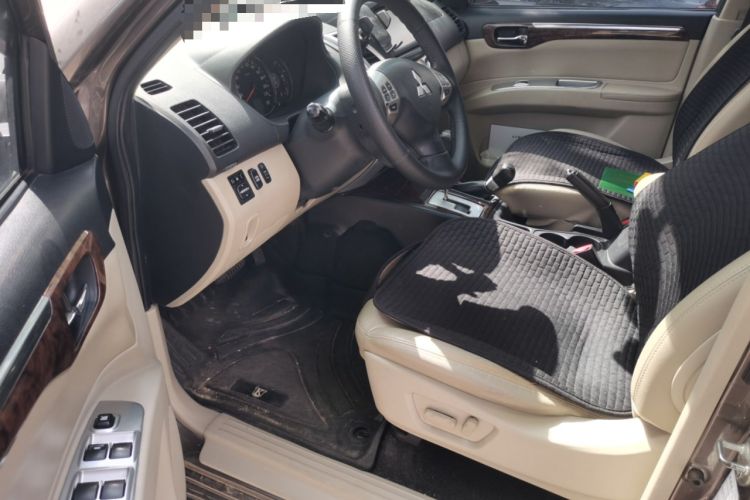 Used Mitsubishi Pajero Sport 2013 3.0L Automatic 4x4 Flagship Edition Interior 3