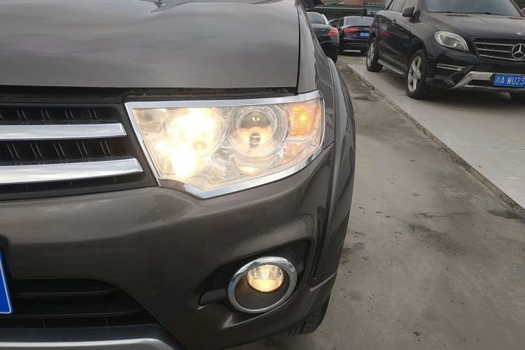Used Mitsubishi Pajero Sport 2013 3.0L Automatic 4x4 Executive Edition Left Front Headlight
