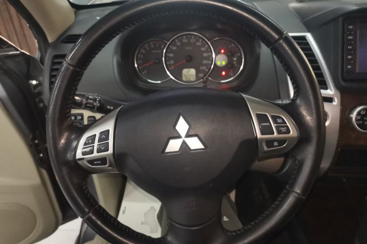 Used Mitsubishi Pajero Sport 2013 3.0L Automatic 4x4 Flagship Edition Steering Wheel