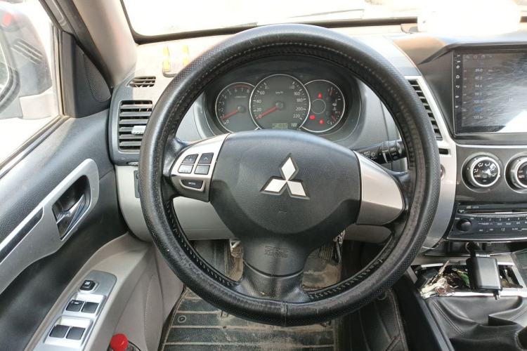 Used Mitsubishi Pajero Sport 2013 2.4L Manual Two-Wheel Drive Comfort Edition Steering Wheel