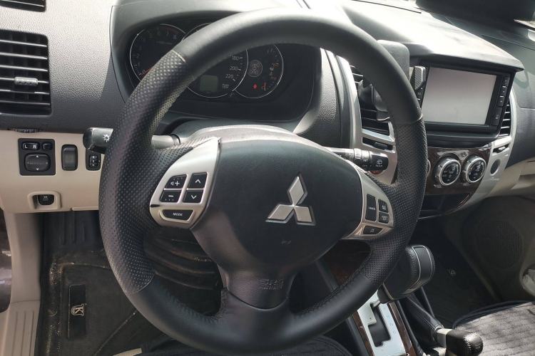 Used Mitsubishi Pajero Sport 2013 3.0L Automatic 4x4 Flagship Edition Steering Wheel