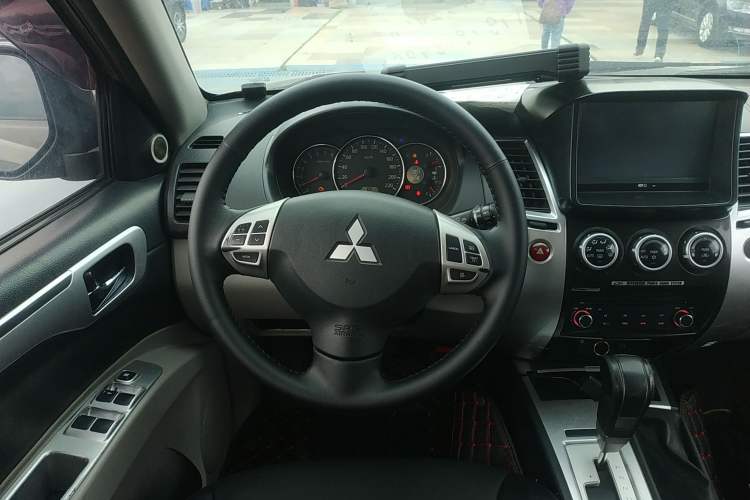 Used Mitsubishi Pajero Sport 2013 3.0L Automatic 4x4 Executive Edition Steering Wheel
