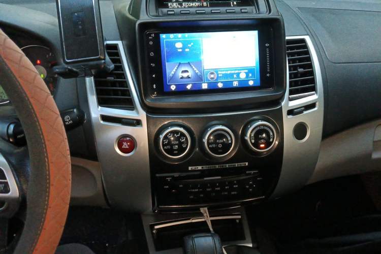 Used Mitsubishi Pajero Sport 2013 3.0L Automatic 4x4 Executive Edition Audio And AC Panel