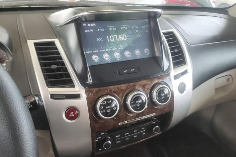 Used Mitsubishi Pajero Sport 2013 3.0L Automatic Two-Wheel Drive Luxury Edition Audio And AC Panel