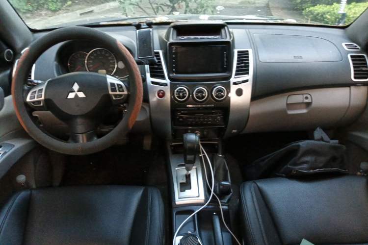Used Mitsubishi Pajero Sport 2013 3.0L Automatic 4x4 Executive Edition Center Console