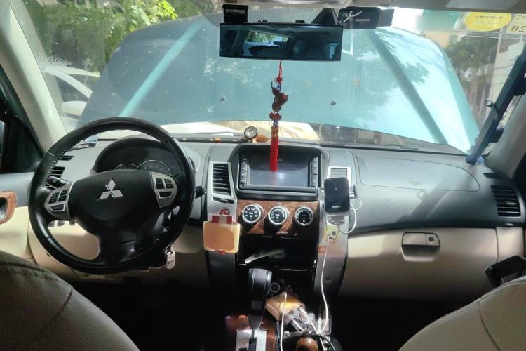 Used Mitsubishi Pajero Sport 2013 3.0L Automatic 4x4 Flagship Edition Center Console