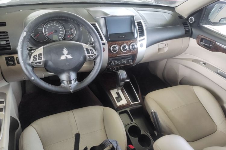 Used Mitsubishi Pajero Sport 2013 3.0L Automatic Two-Wheel Drive Luxury Edition Center Console