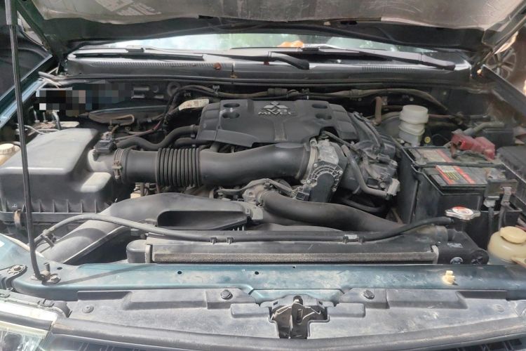 Used Mitsubishi Pajero Sport 2013 3.0L Automatic 4x4 Flagship Edition Engine Bay