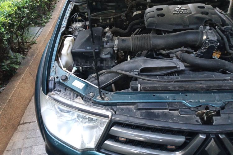 Used Mitsubishi Pajero Sport 2013 3.0L Automatic 4x4 Executive Edition Engine Bay Right