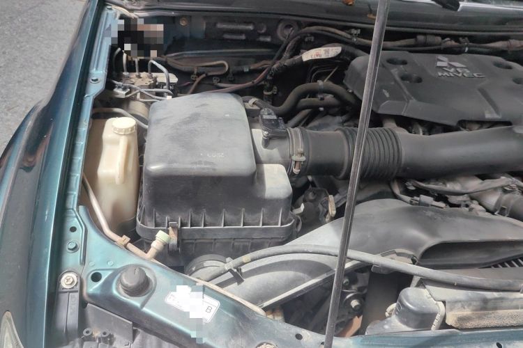 Used Mitsubishi Pajero Sport 2013 3.0L Automatic 4x4 Flagship Edition Engine Bay Right