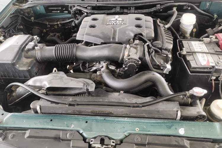 Used Mitsubishi Pajero Sport 2013 3.0L Automatic Two-Wheel Drive Luxury Edition Engine Bay