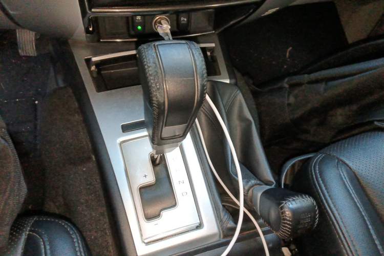Used Mitsubishi Pajero Sport 2013 3.0L Automatic 4x4 Executive Edition Gear Lever