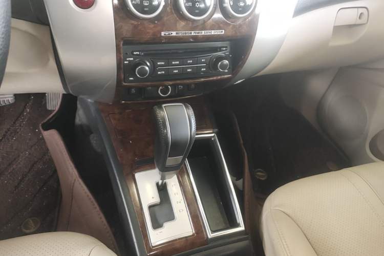 Used Mitsubishi Pajero Sport 2013 3.0L Automatic Two-Wheel Drive Luxury Edition Gear Lever