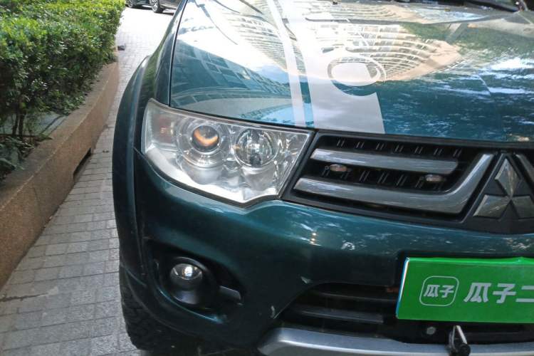Used Mitsubishi Pajero Sport 2013 3.0L Automatic 4x4 Executive Edition Right Front Headlight