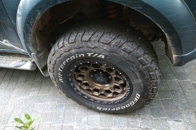 Used Mitsubishi Pajero Sport 2013 3.0L Automatic 4x4 Executive Edition Right Front Wheel Hub