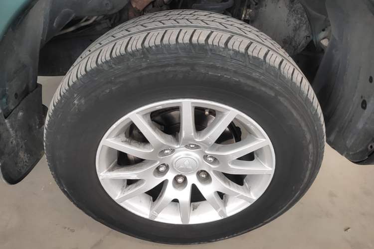 Used Mitsubishi Pajero Sport 2013 3.0L Automatic Two-Wheel Drive Luxury Edition Right Front Wheel Hub